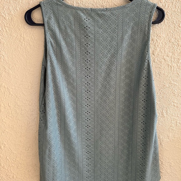 Chic Sleeveless Lace Blouse in Light Blue - Picture 3 of 3